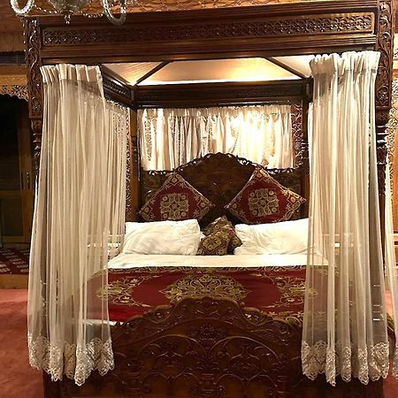 Mascot Houseboats Hotel Srinagar  Exterior photo