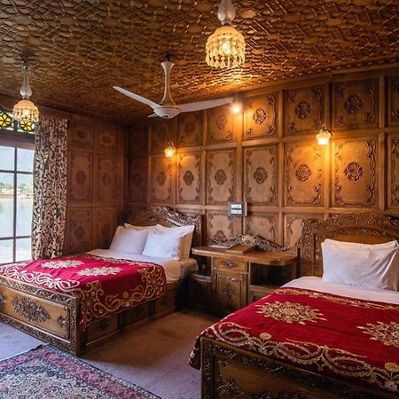 Mascot Houseboats Hotel Srinagar  Exterior photo