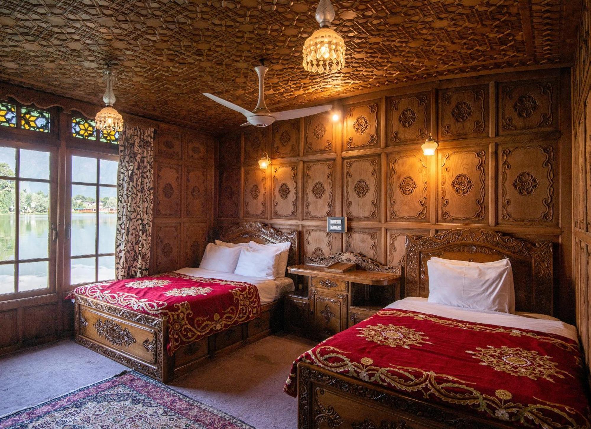 Mascot Houseboats Hotel Srinagar  Exterior photo