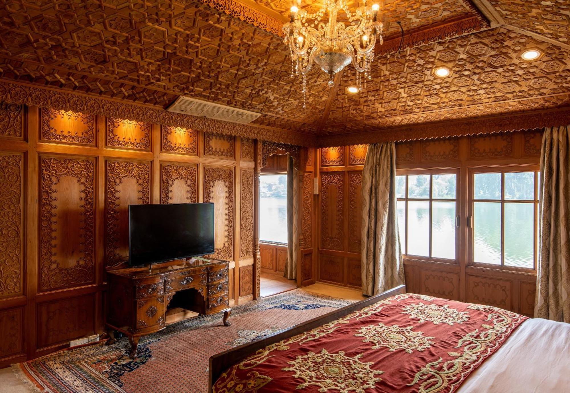 Mascot Houseboats Hotel Srinagar  Exterior photo