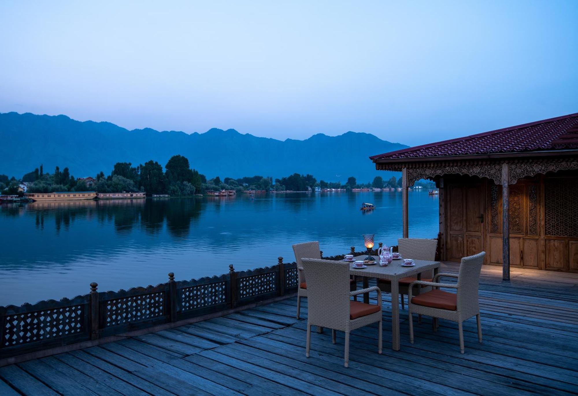 Mascot Houseboats Hotel Srinagar  Exterior photo