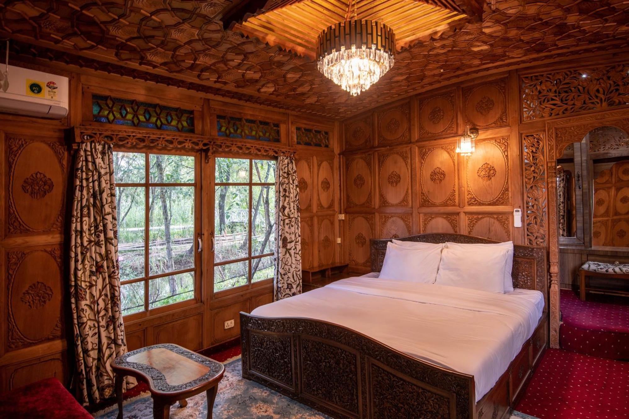 Mascot Houseboats Hotel Srinagar  Exterior photo
