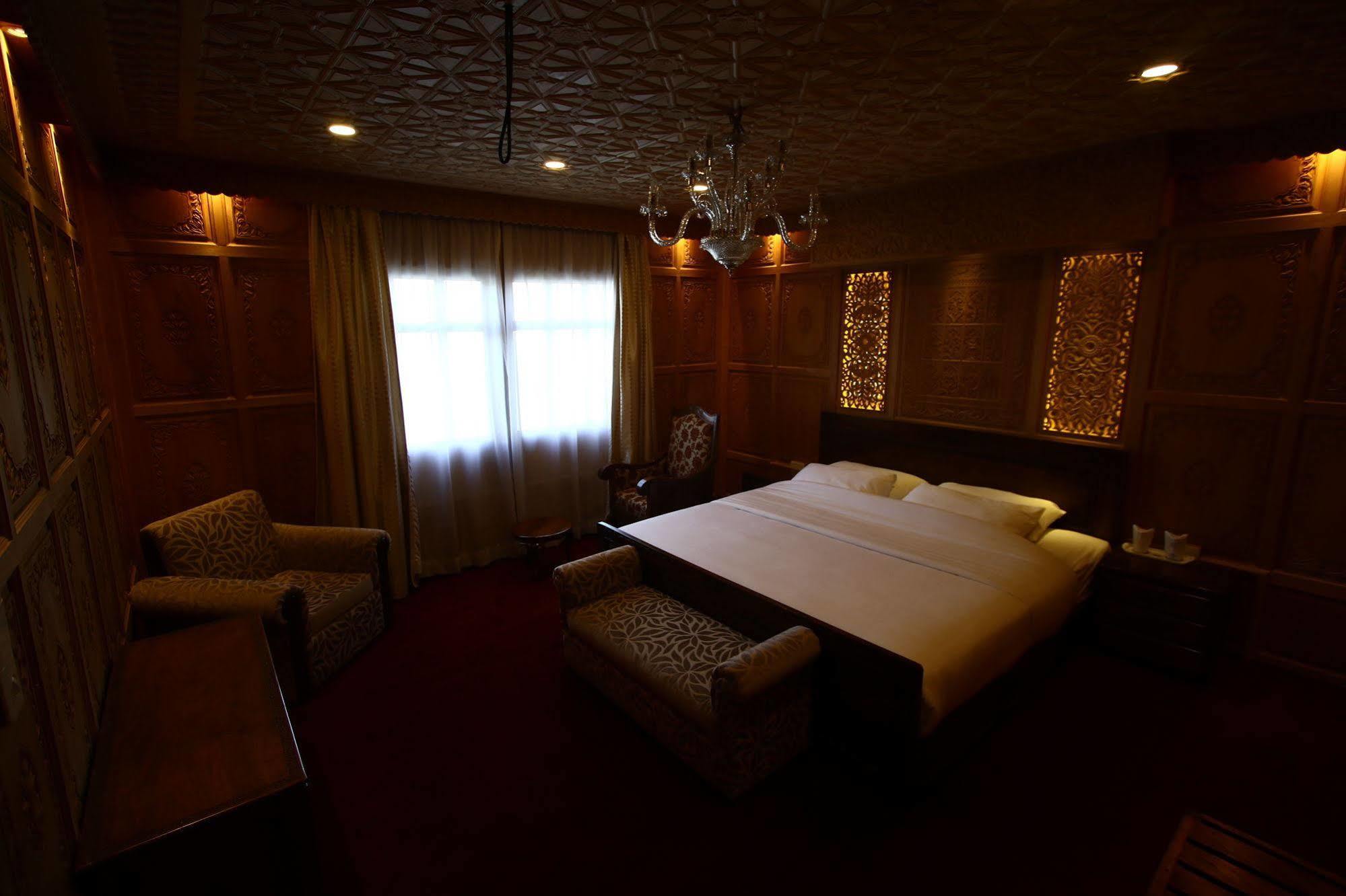 Mascot Houseboats Hotel Srinagar  Exterior photo